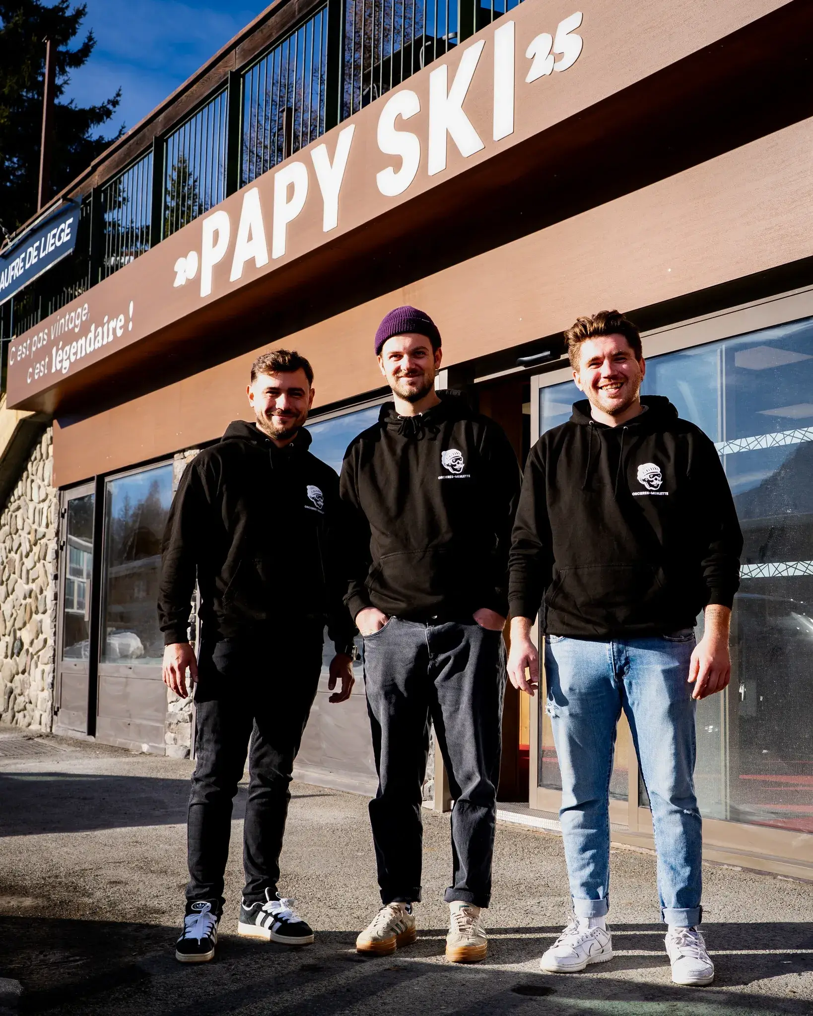 Les trois associés de Papy Ski devant le magasin à Orcières Merlette