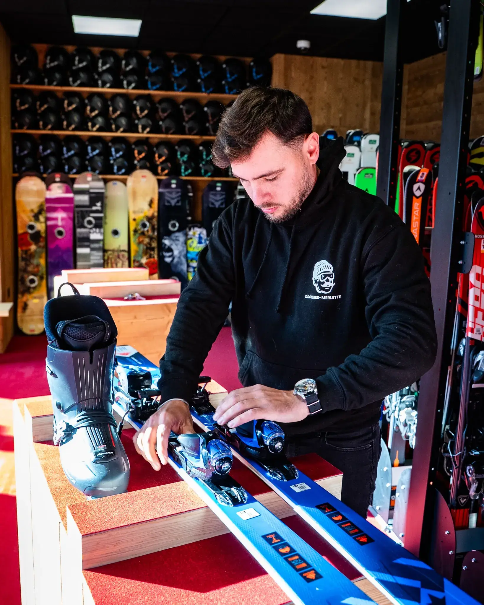 Technicien réglant des fixations de ski à l’atelier Papy Ski