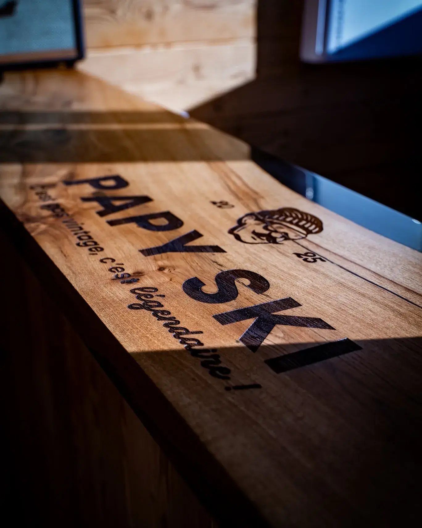 Comptoir en bois gravé Papy Ski, « C’est pas vintage, c’est légendaire ! »