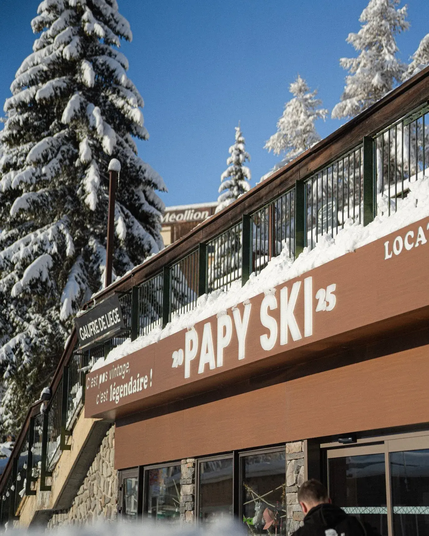 Devanture du magasin Papy Ski à Orcières Merlette 1850, sous les sapins enneigés
