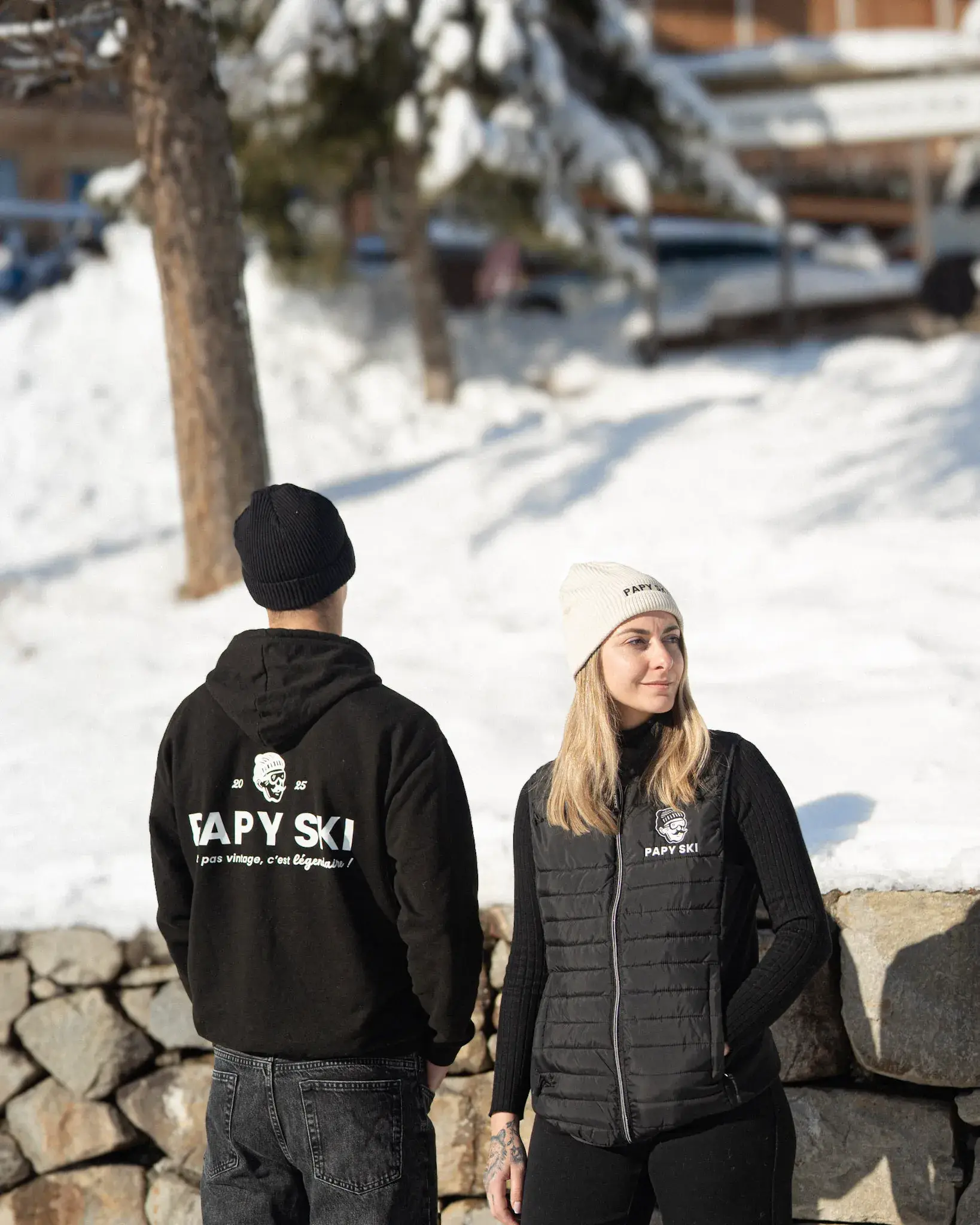 Deux membres de l’équipe Papy Ski dans la neige à Orcières Merlette