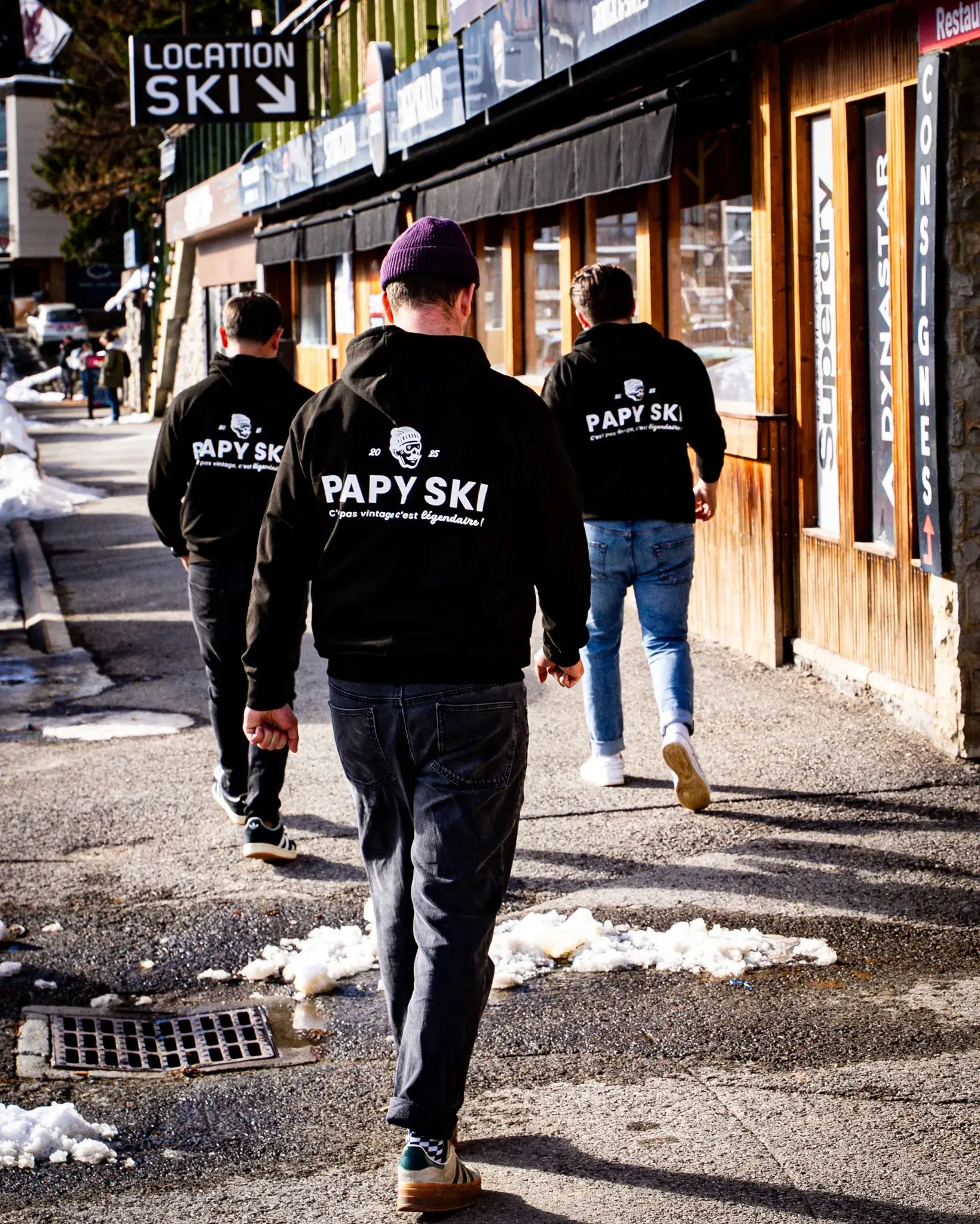 L’équipe Papy Ski, de dos, devant le magasin à Orcières Merlette