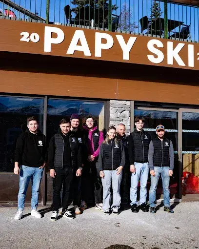 L’équipe Papy Ski devant le magasin de location de ski à Orcières