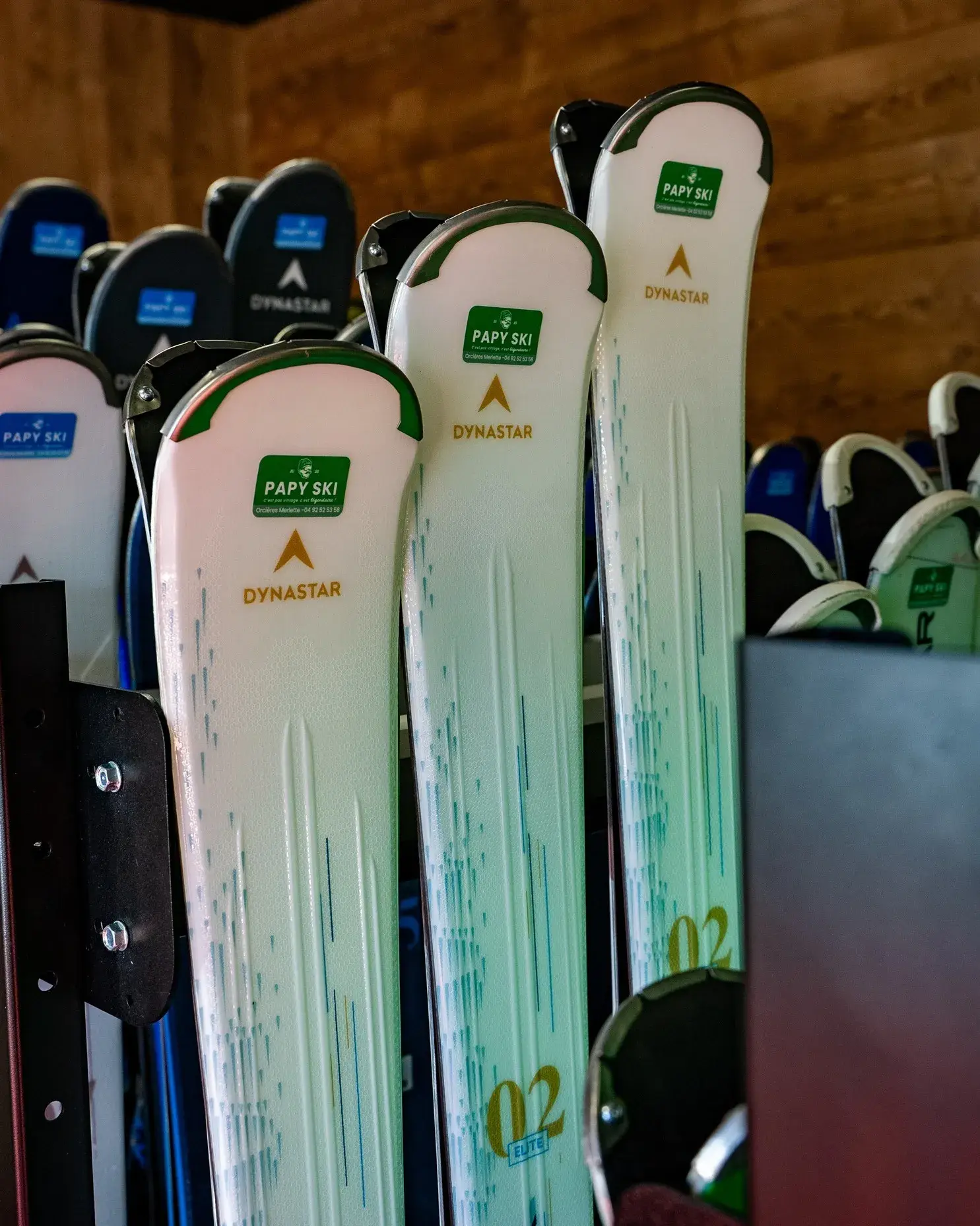 Skis de location portant l’autocollant Papy Ski
